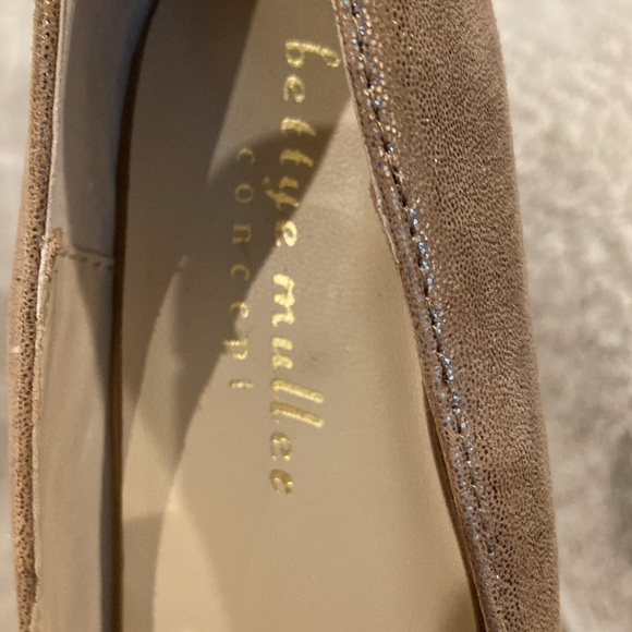 Bettye Muller Suede Block Heel Pump
In Beige Size 7.5 - Picture 5 of 7